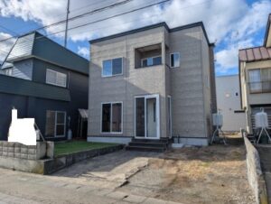 【中古住宅】青森市西滝２丁目　　２０９０万　クロス張り替え、照明交換済み
